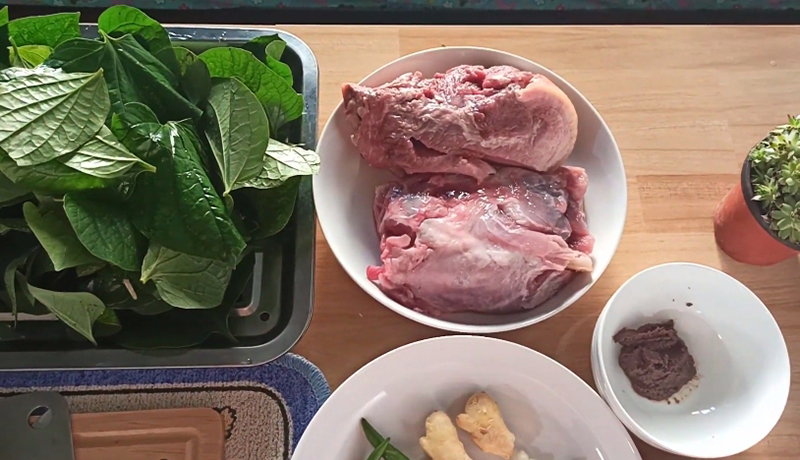 Nguyên liệu làm món lợn rừng nấu lá lốt