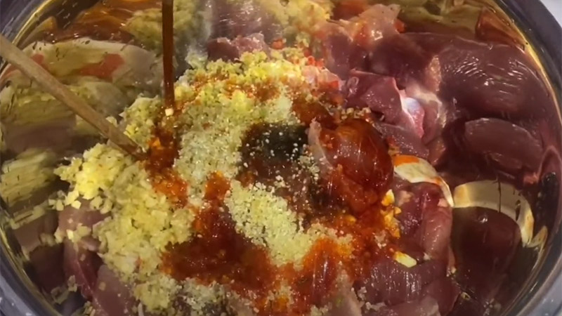 Ướp thịt cùng gia vị Ướp thịt cùng gia vị