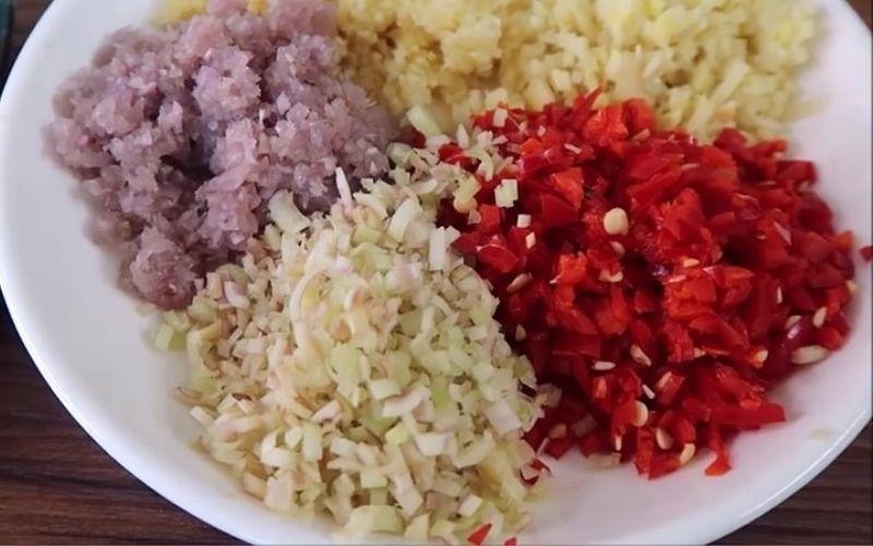 Hành tím, sả, ớt, tỏi được băm nhuyễn